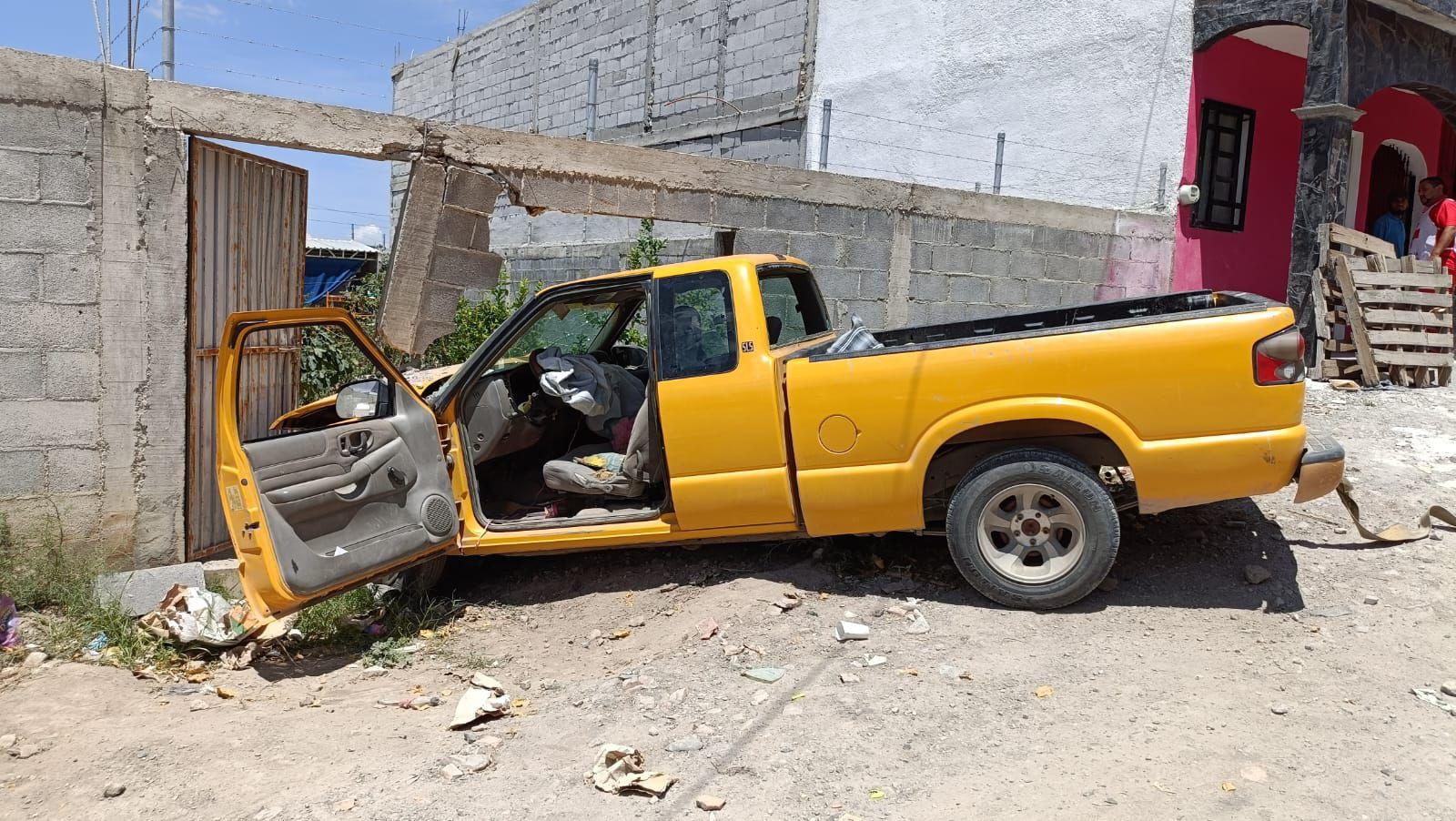 Se estrella camioneta contra barda de casa