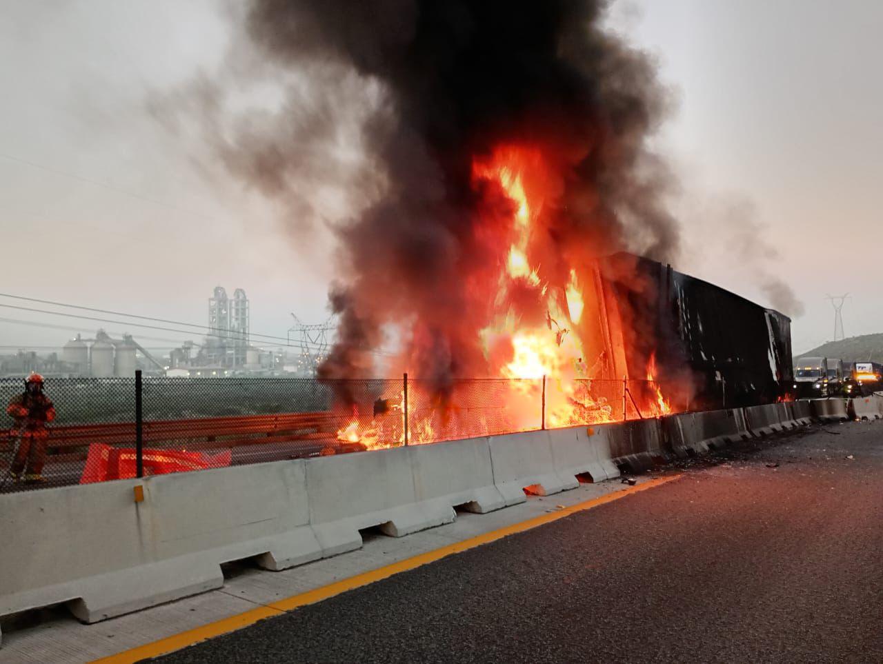 Se incendia tráiler que transportaba clamatos