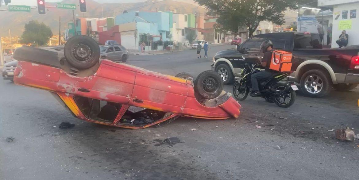 Automovilista provoca choque con volcadura