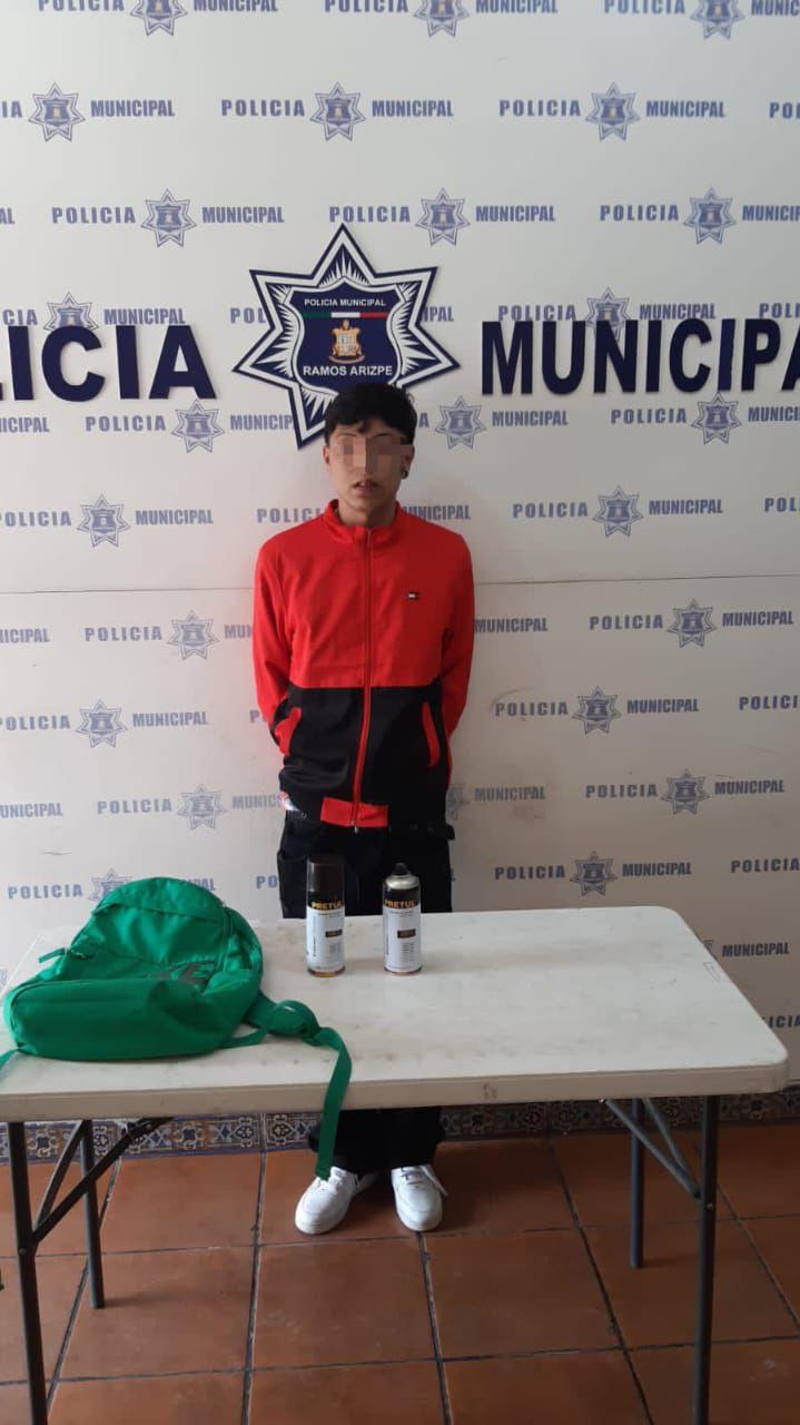 Capturan a grafitero “decoraba” paredes