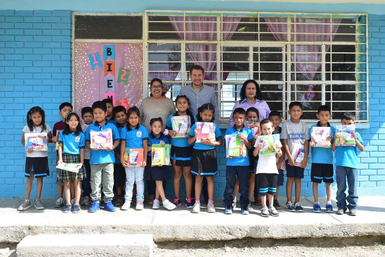 Entrega alcalde de San Buena Paquetes de Útiles Escolares