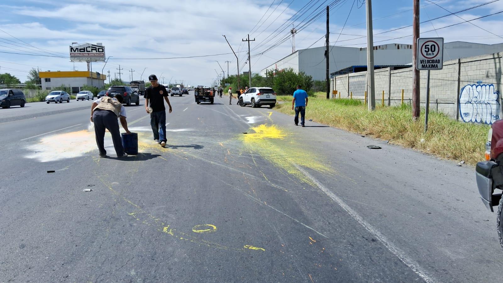 Impacta camioneta y derrama la pintura