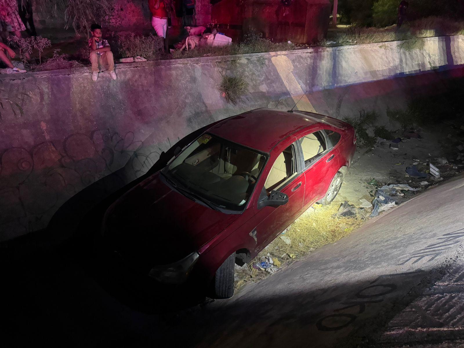 Cae con todo y auto en vado de la San Miguel