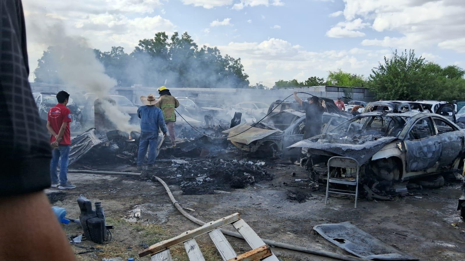 Tras incendio en yonque, en cenizas varios autos