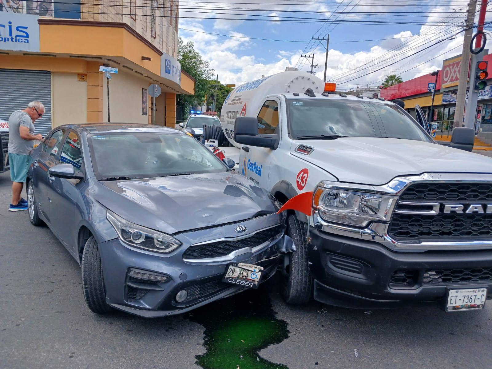 Se le atraviesa Kía a pipa cargada de gas