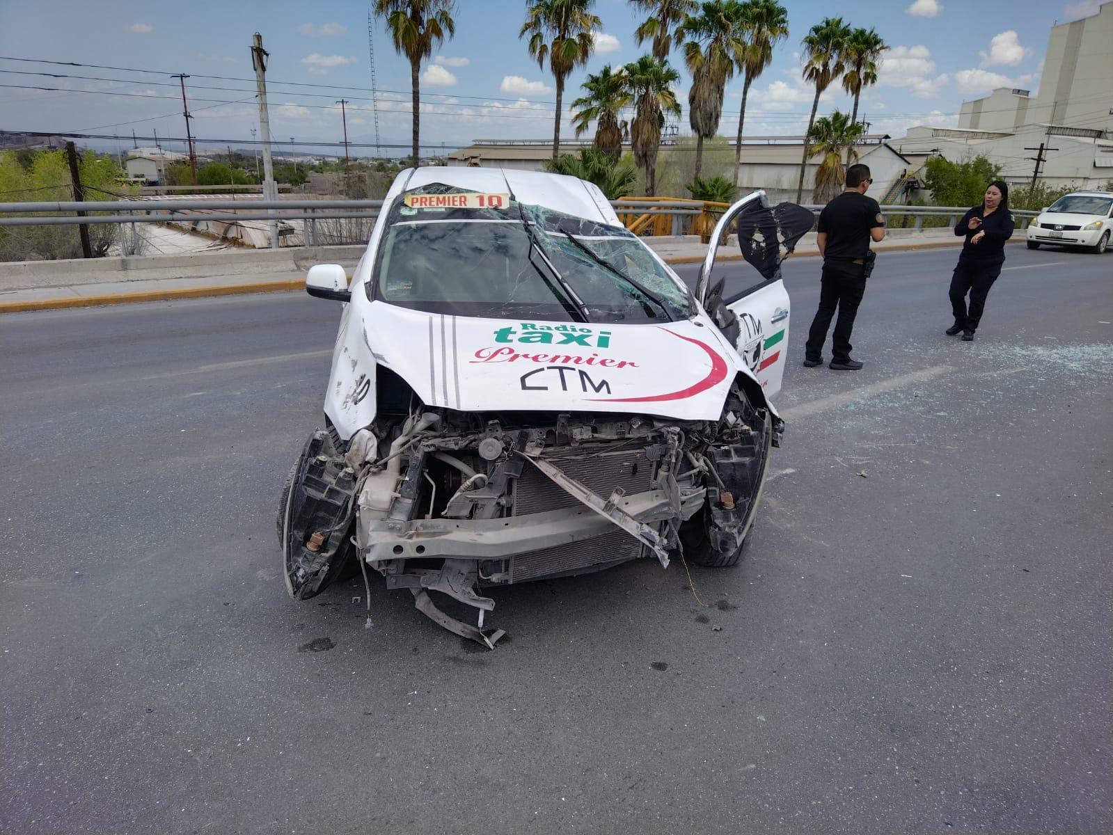 Se impacta un taxi contra muro en puente AHMSA