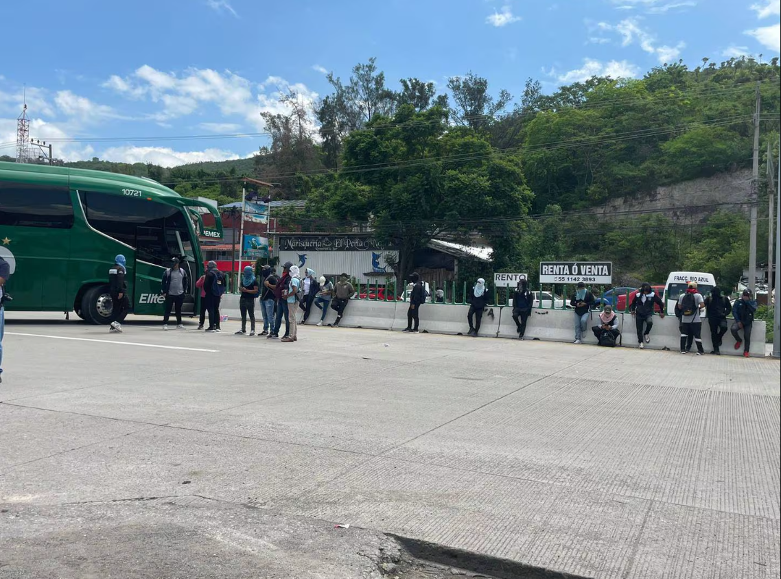 Normalistas de Ayotzinapa bloquean la Autopista del Sol; exigen plazas educativas