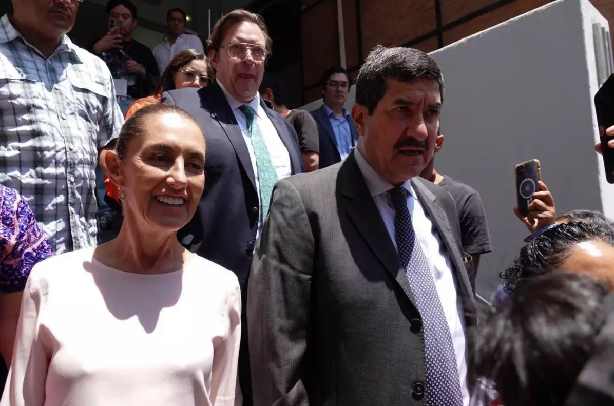 Sheinbaum respalda a Javier Corral; juez frena orden de captura