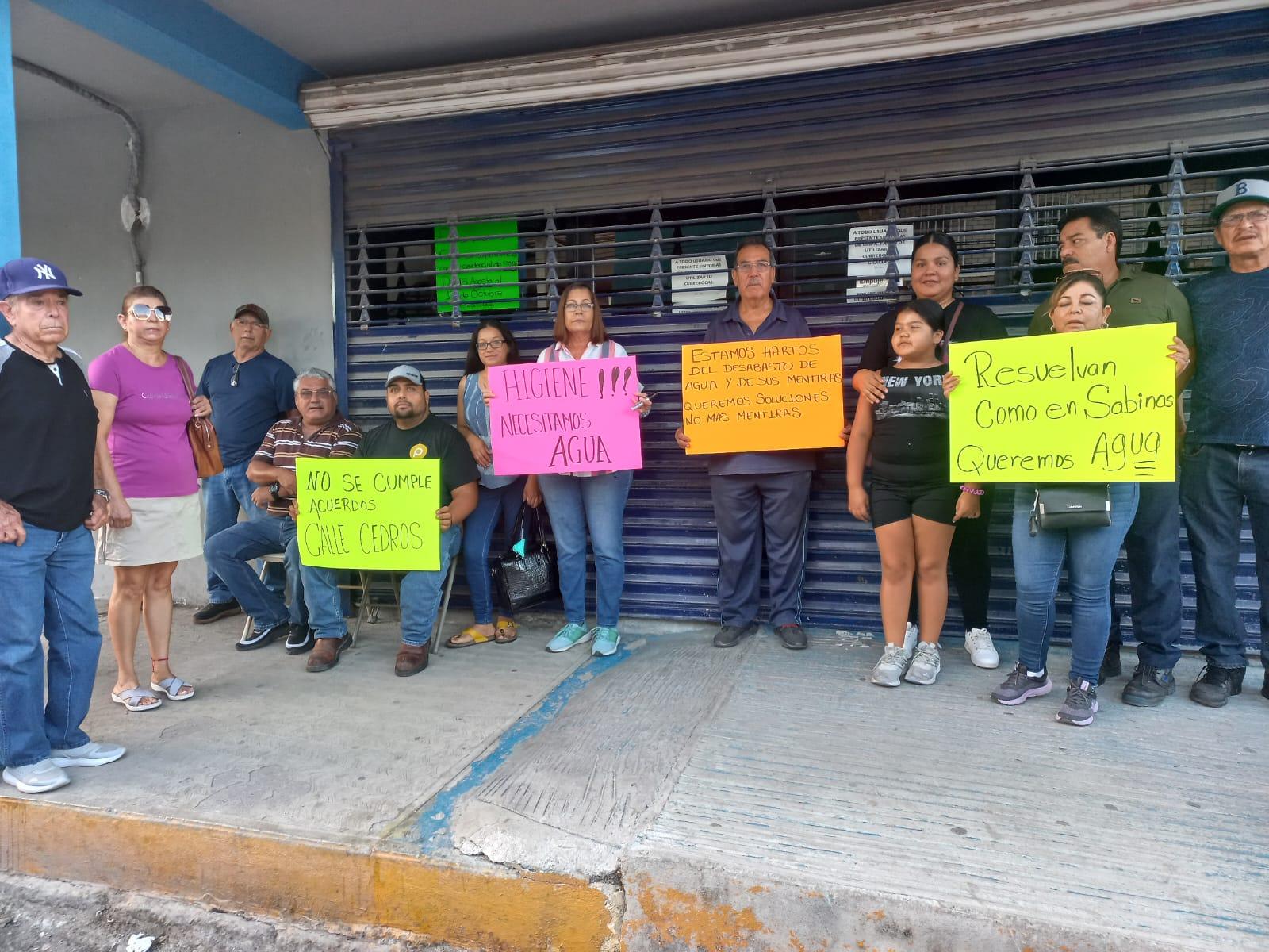 Protestan vecinos al exterior de SIMAS Región Carbonífera