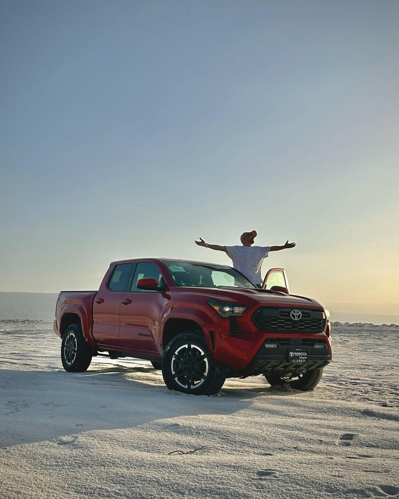 Voltea Toyota a 4-C; graba promocionales
