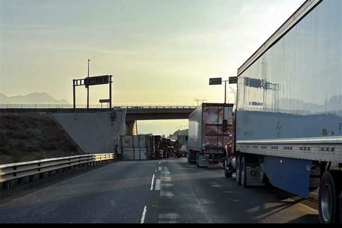 VUELCA TRÁILER Y CIERRA LA CARRETERA SAL-MON