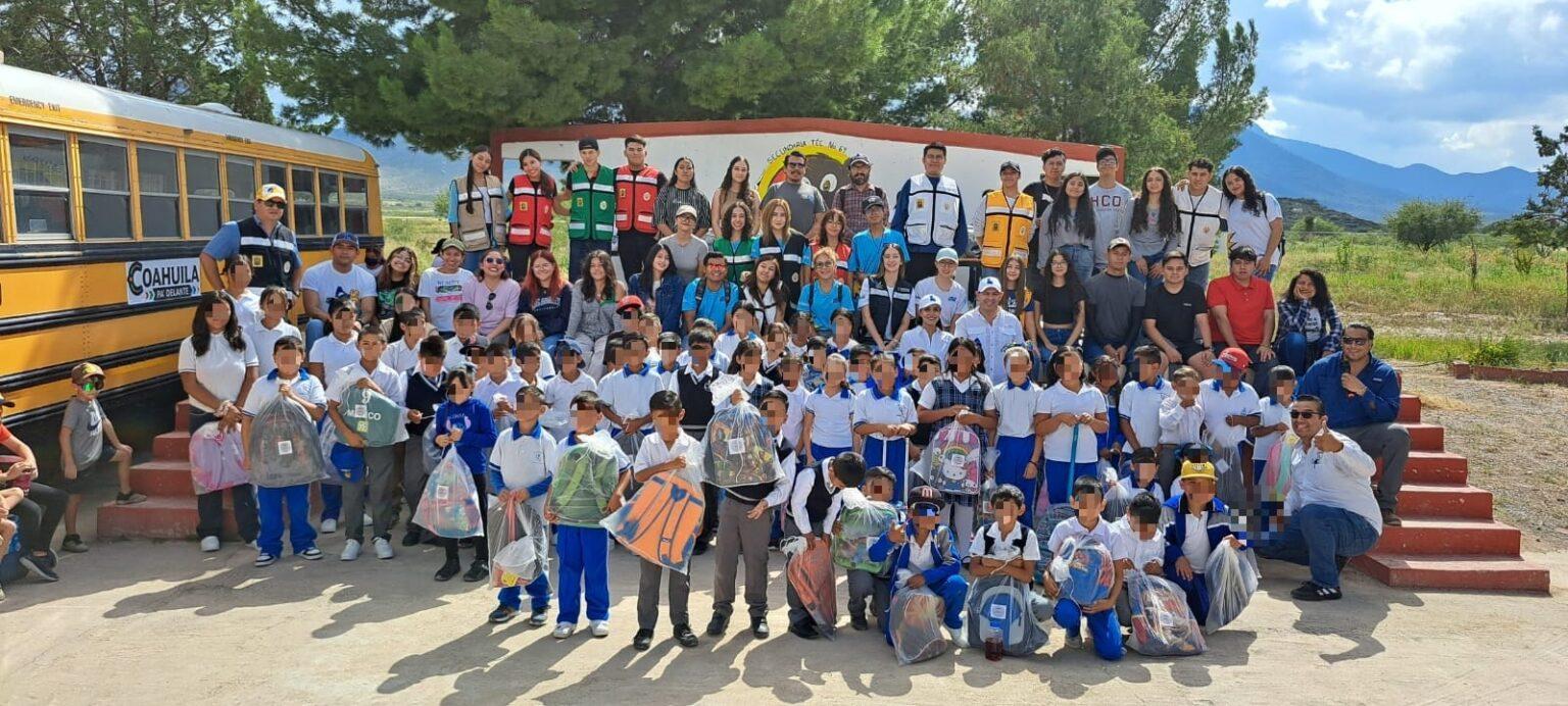 Dona UAdeC mochilas en Ejido Agua Nueva