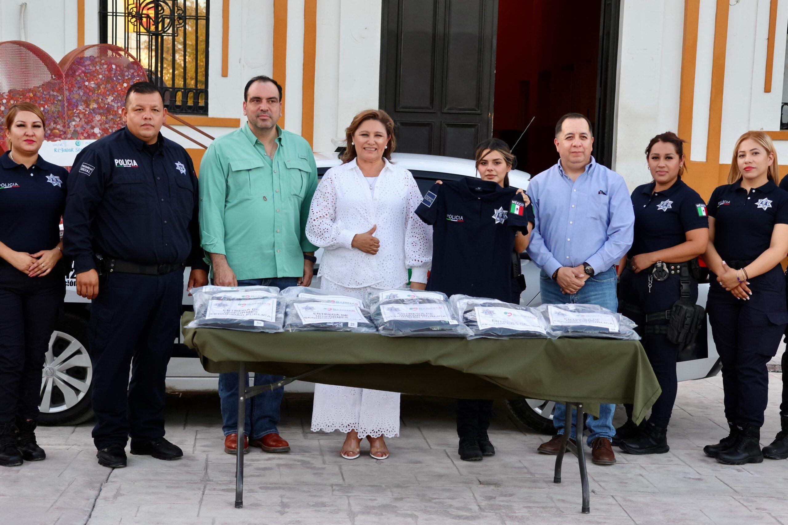 Uniforma Diana Haro a policías de Sabinas