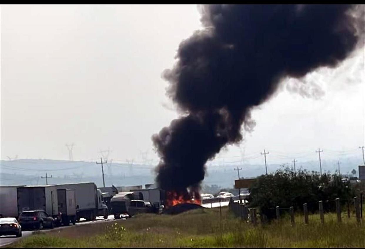 Vuelca y arde tráiler en vía libre a Saltillo