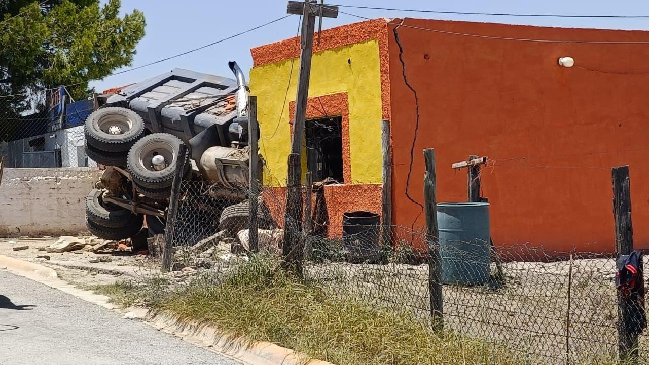 Camión se estrella en vivienda y mata a mujer