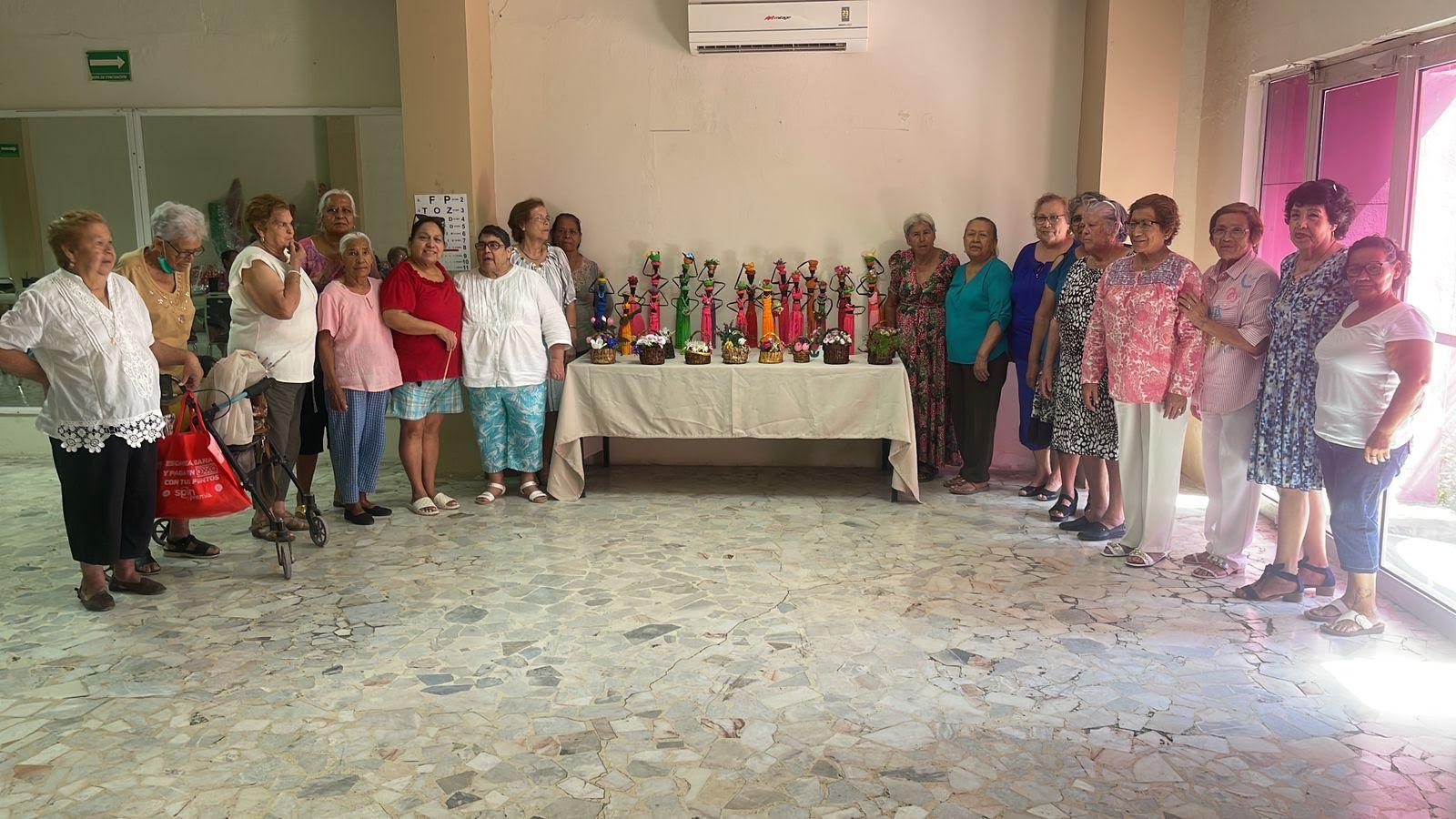 Concluyen mujeres taller de artesanías