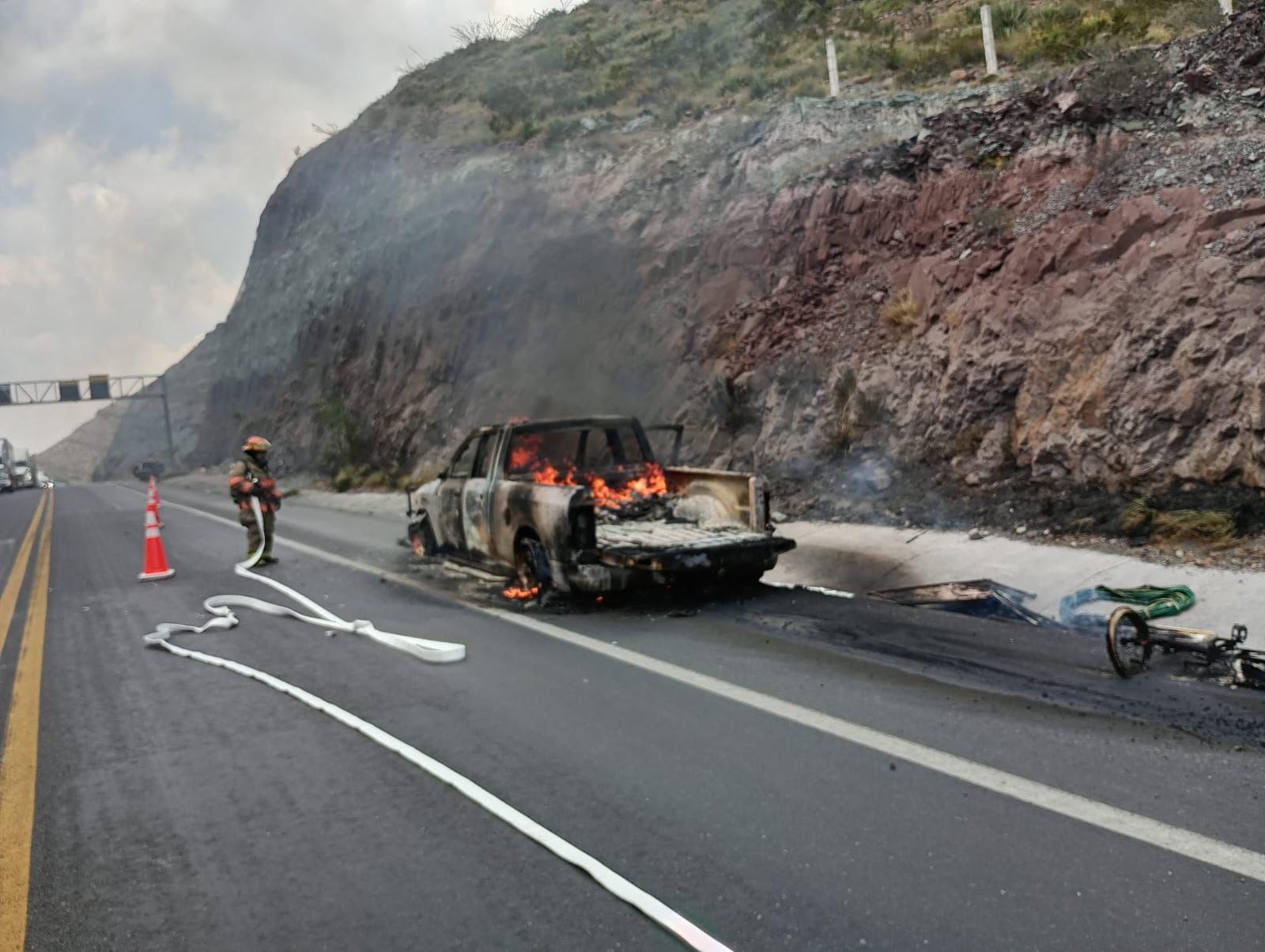 Se incendia camioneta con familia de paisanos