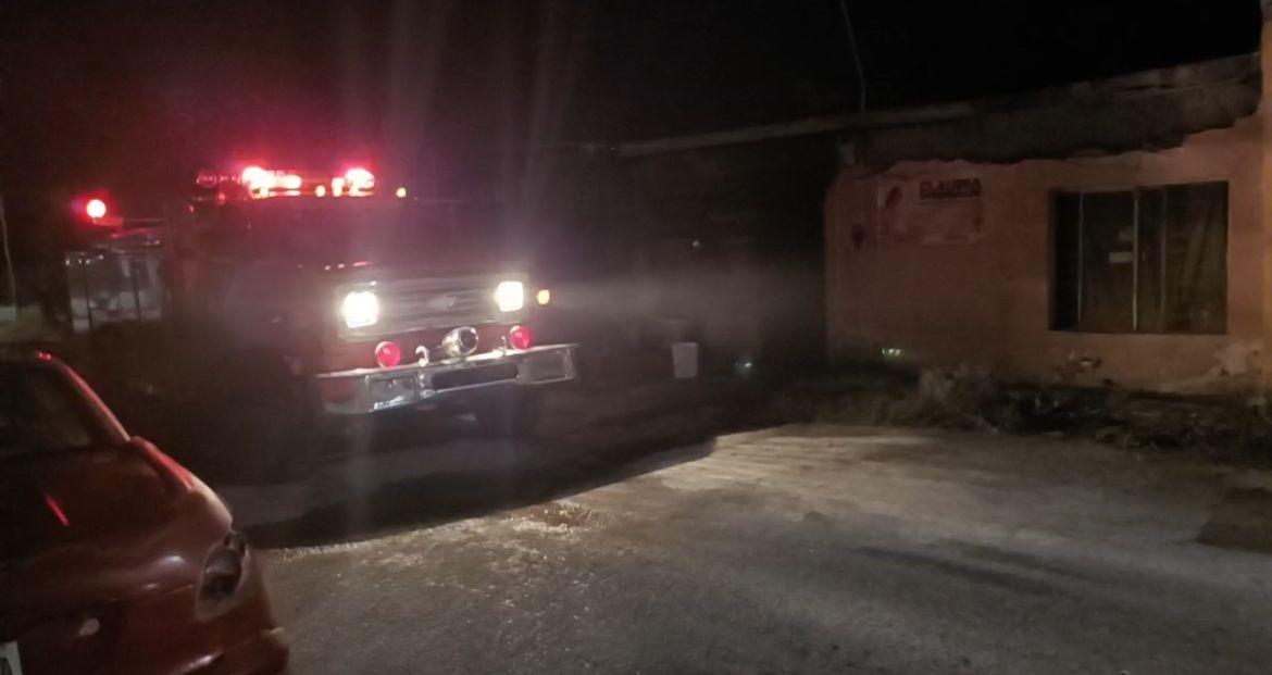 Sofocan vecinos incendio en vivienda