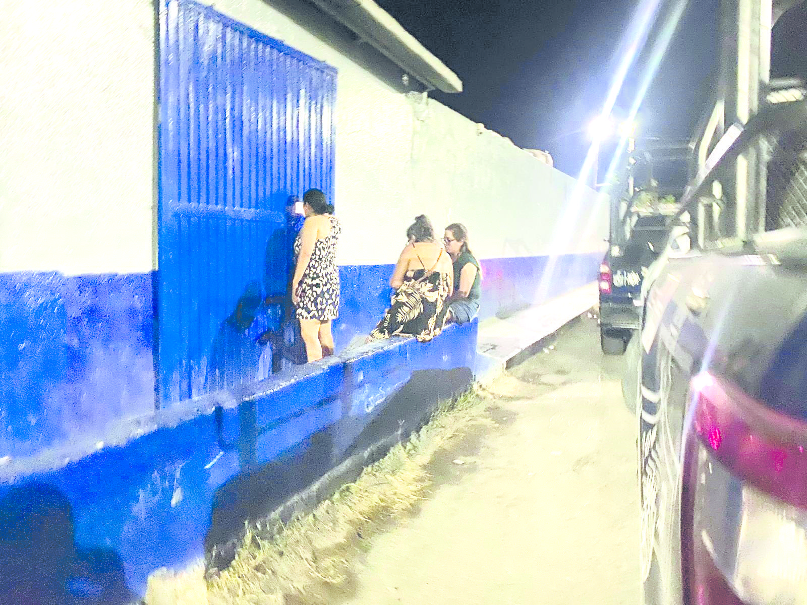 Mujer “influyente” obstruye a Policía