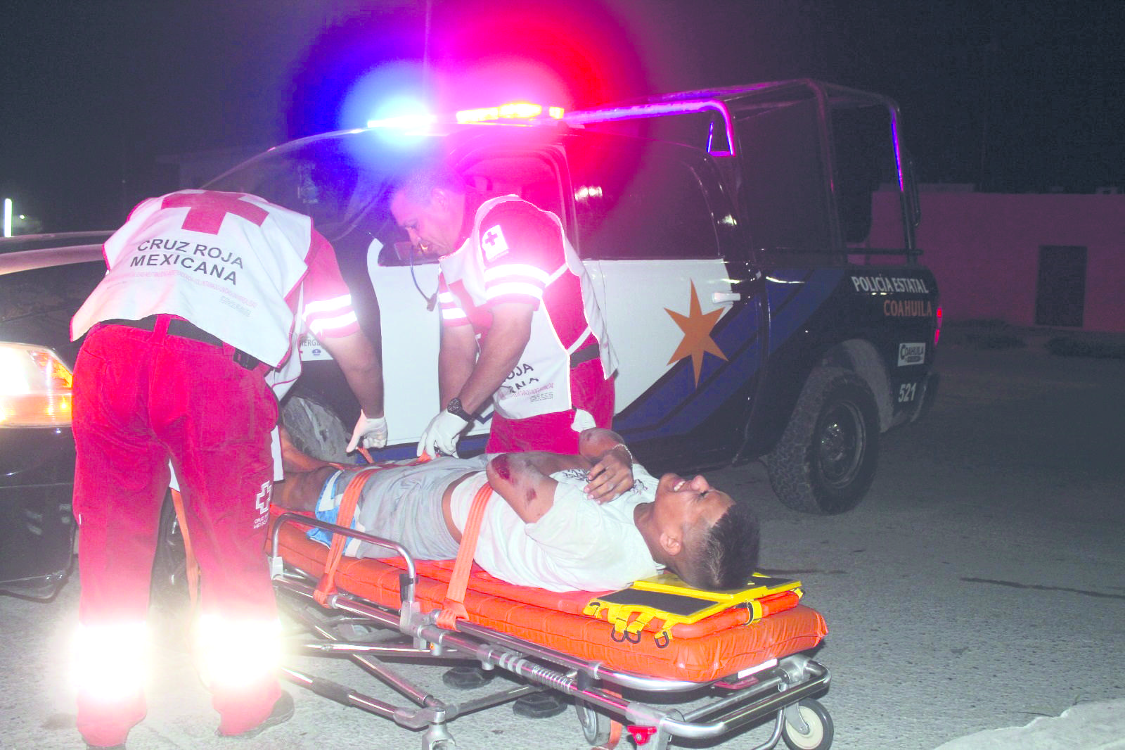 Se asusta con patrulla y vuelca motociclista