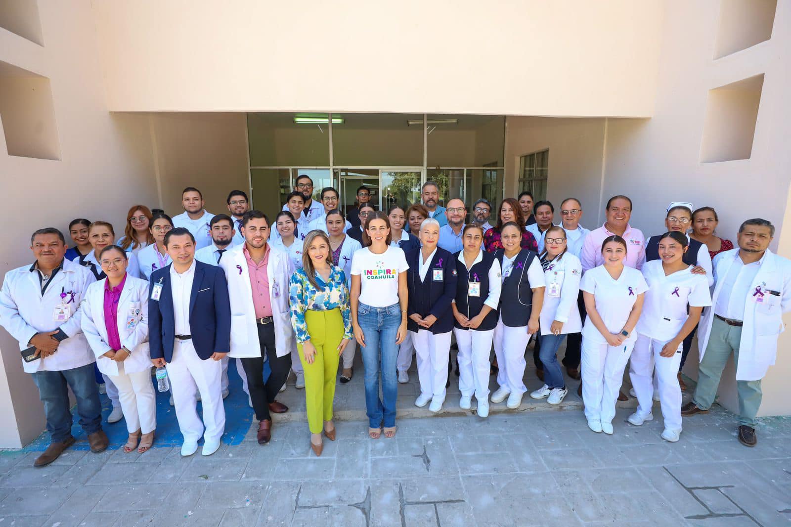 Corta listón Paola Rodríguez de Habitación Mariposa en Allende