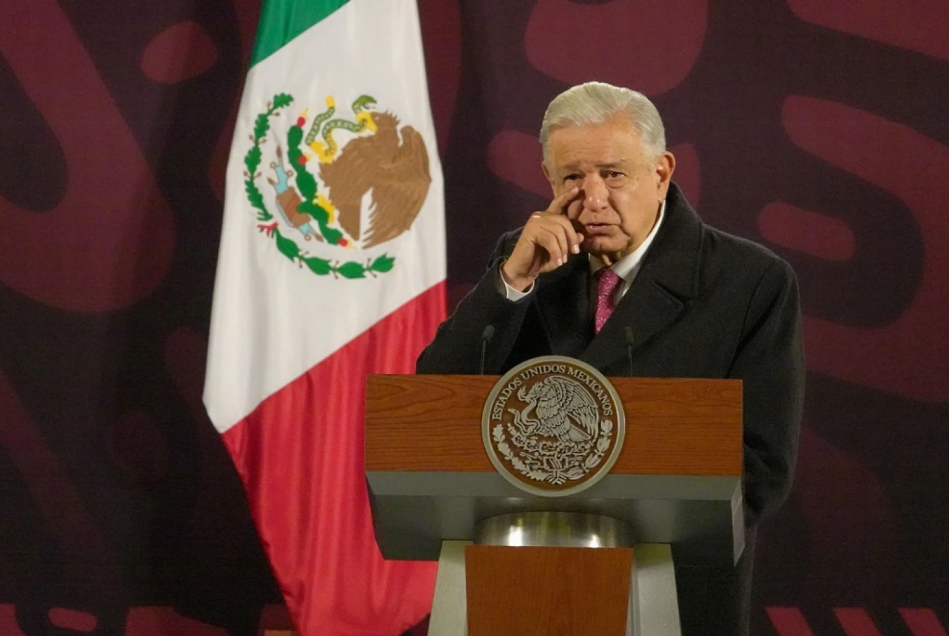 AMLO llora en su última Mañanera y lo despiden con música con el tema ‘La Paloma ‘