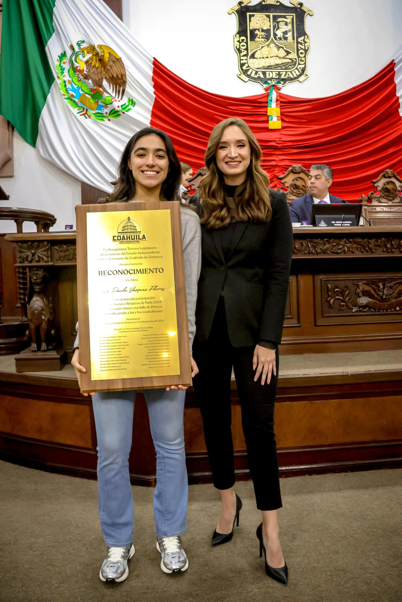 Homenajea congreso A Ana Paula Vázquez