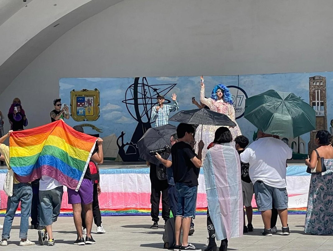Comunidad LGBT protesta por prohibición de shows con drags y travestis