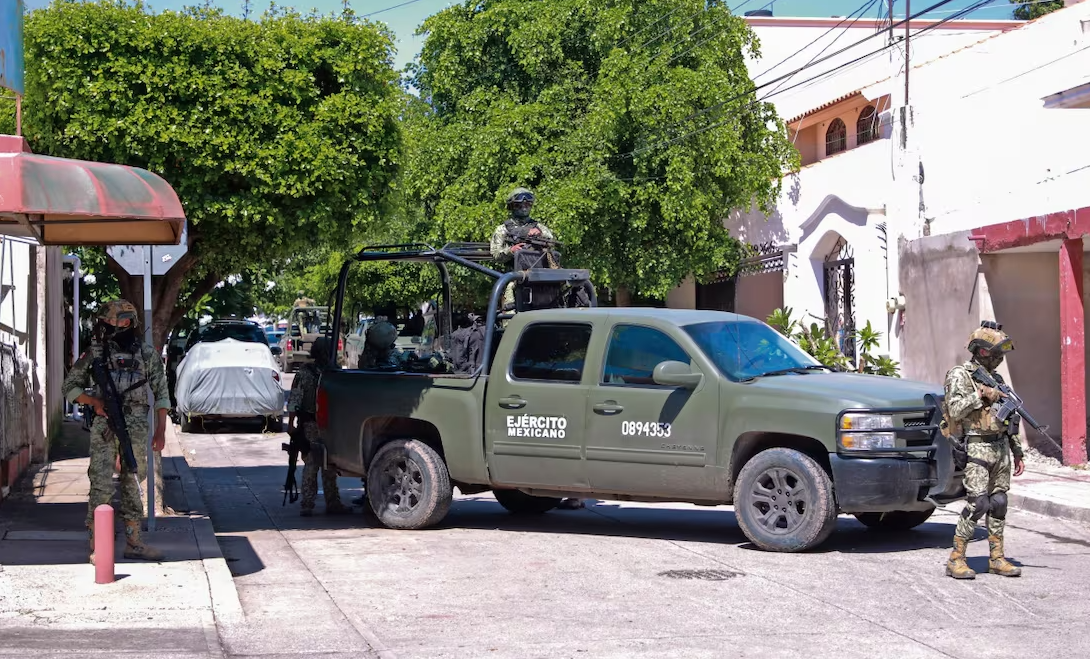 Continúa violencia en Sinaloa: atacan e incendian residencia; reportan enfrentamiento cerca de Fiscalía
