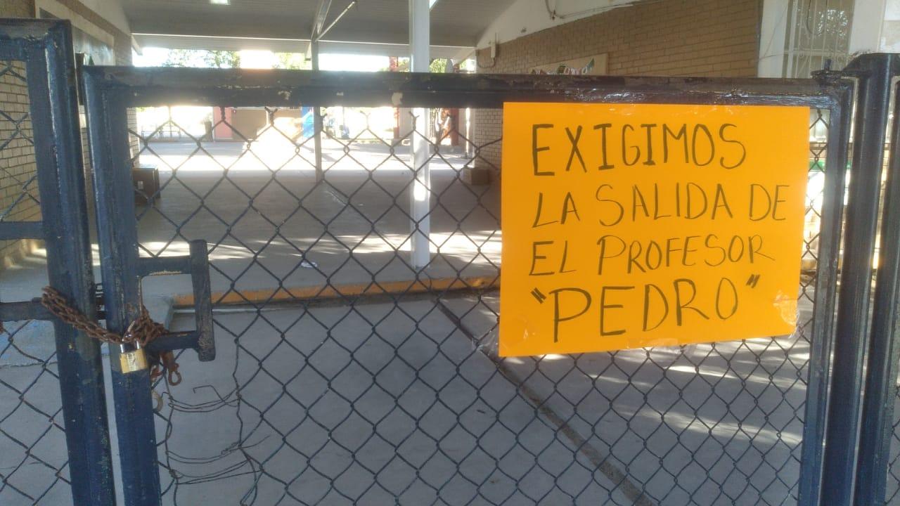 Toman padres escuela; exigen salida de maestro