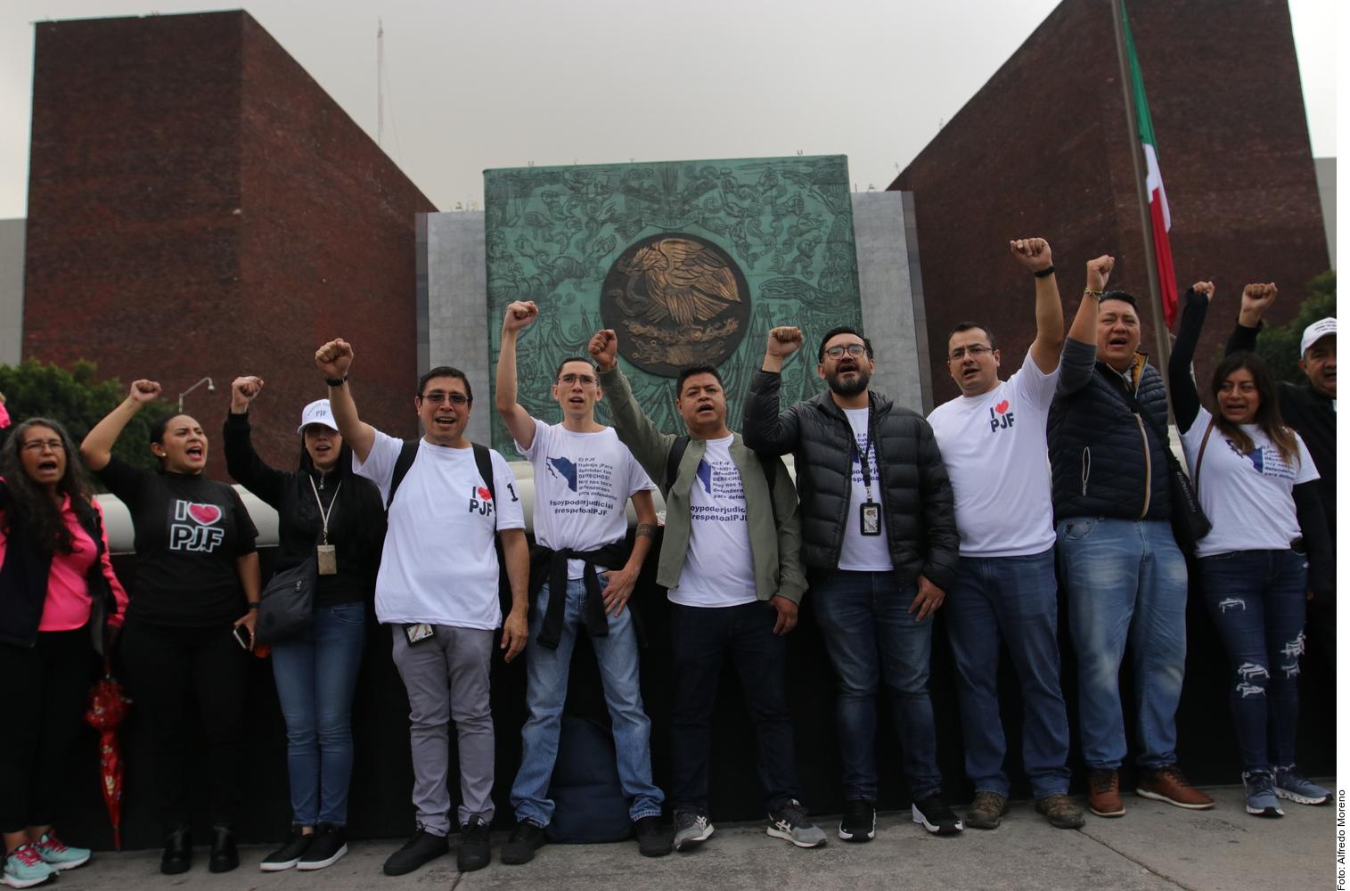 Gritos, bloqueos e intentos de portazo; así protestaron estudiantes fuera de la sede alterna a la Cámara de Diputados