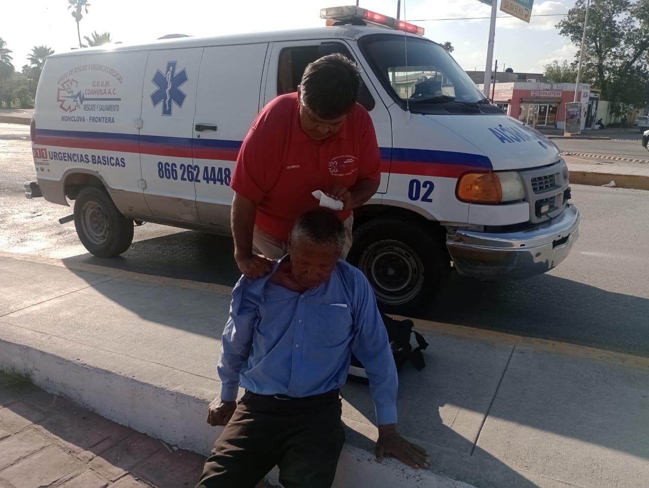 Cae ebrio de su altura y se hiere en la cabeza