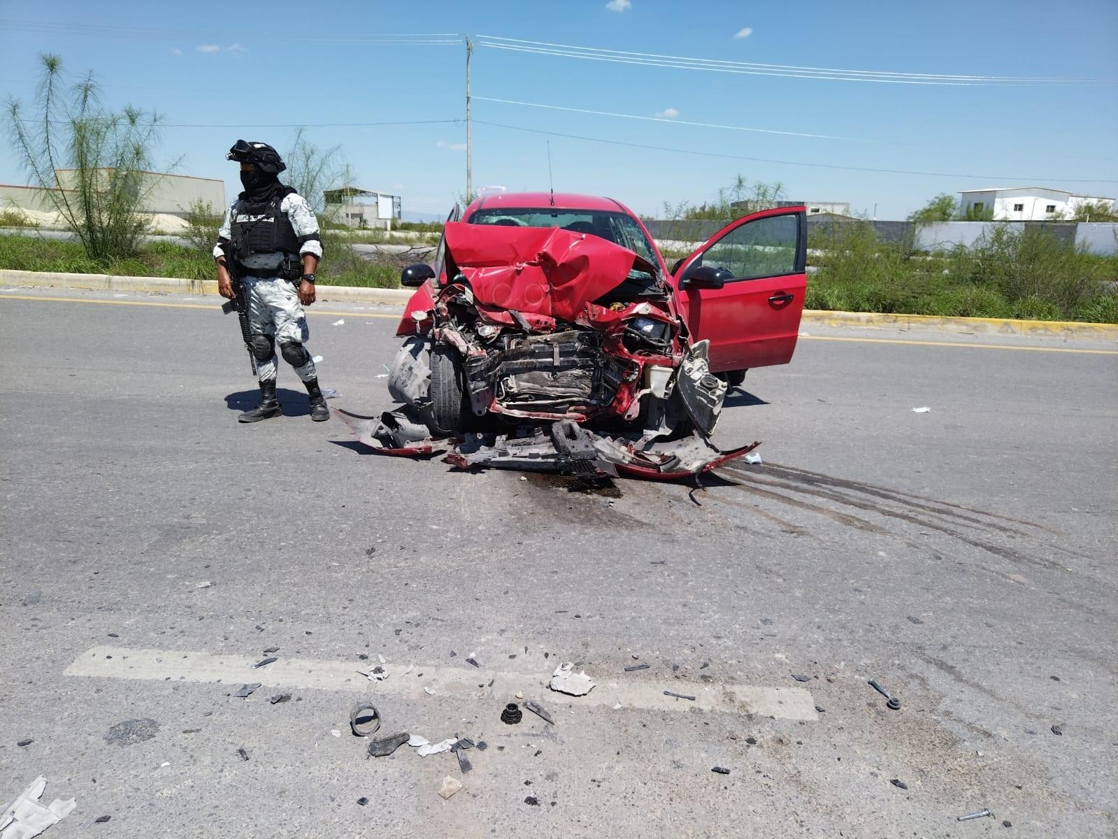 En choque por alcance queda mujer atrapada