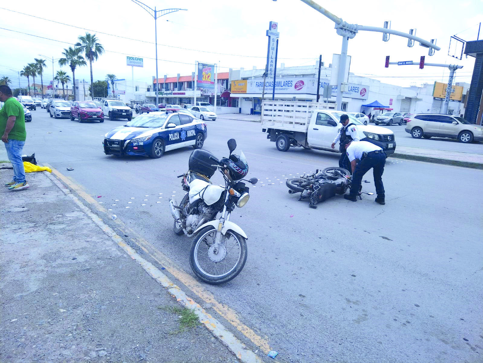 Deja grave a motociclista; lo embiste con camioneta