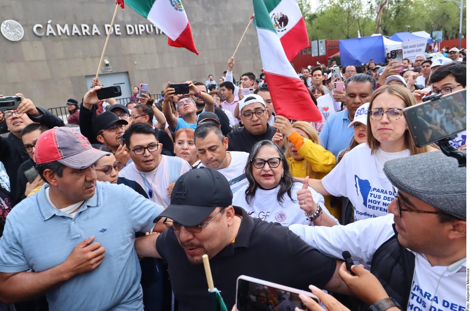 Norma Piña, presidenta de la Corte, se une a protesta de trabajadores del Poder Judicial en San Lázaro