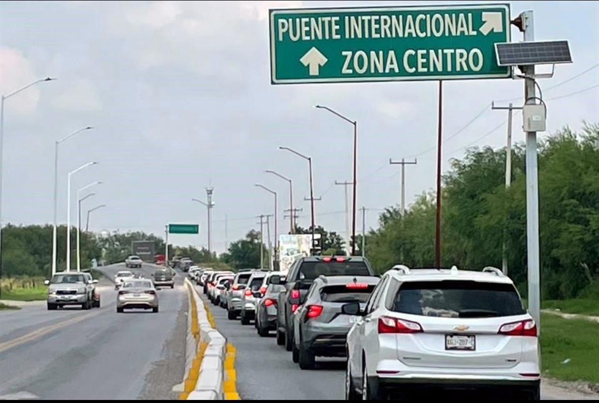 Aprovechan Fiestas Patrias y saturan puentes con EU