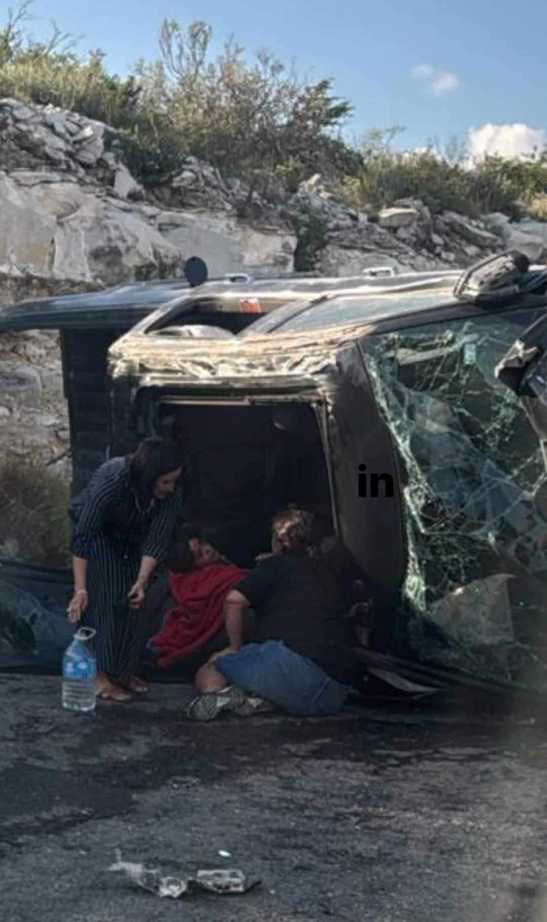Deja volcadura dos lesionados