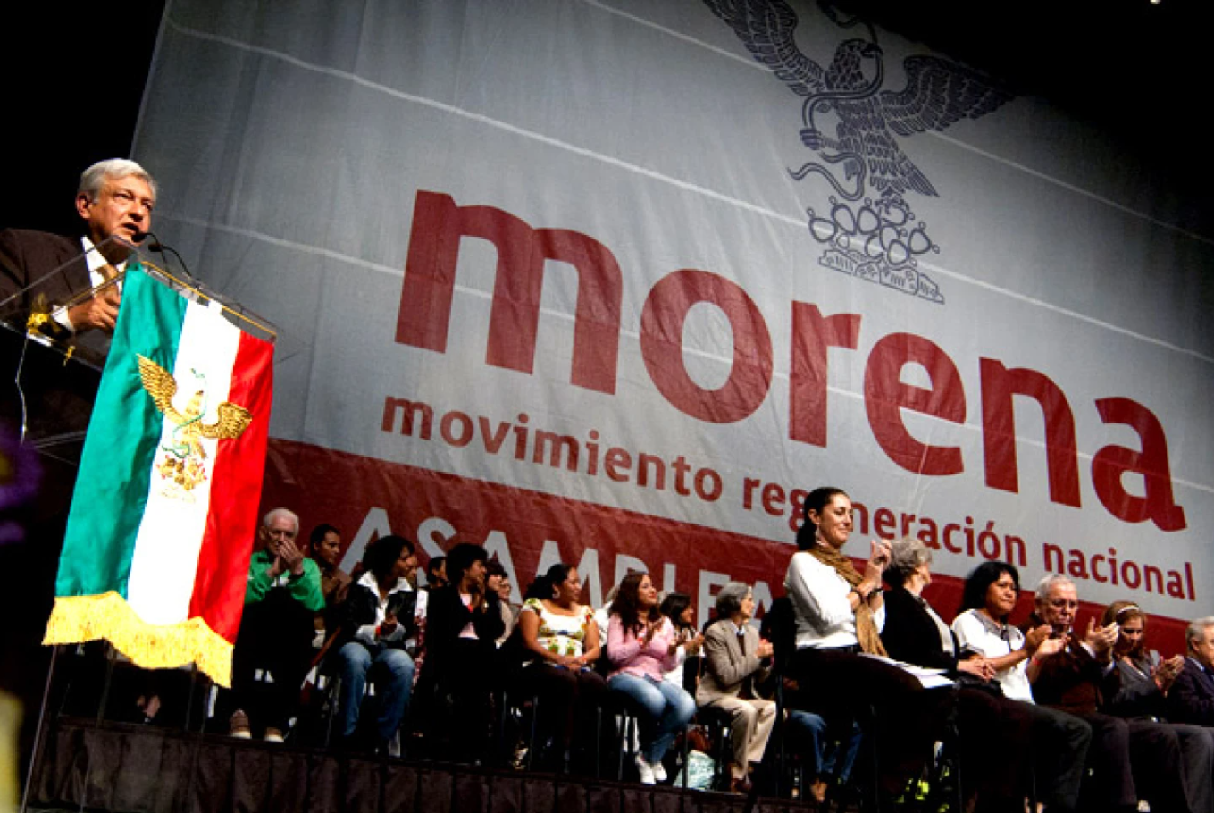 Renuncia AMLO a militancia en Morena