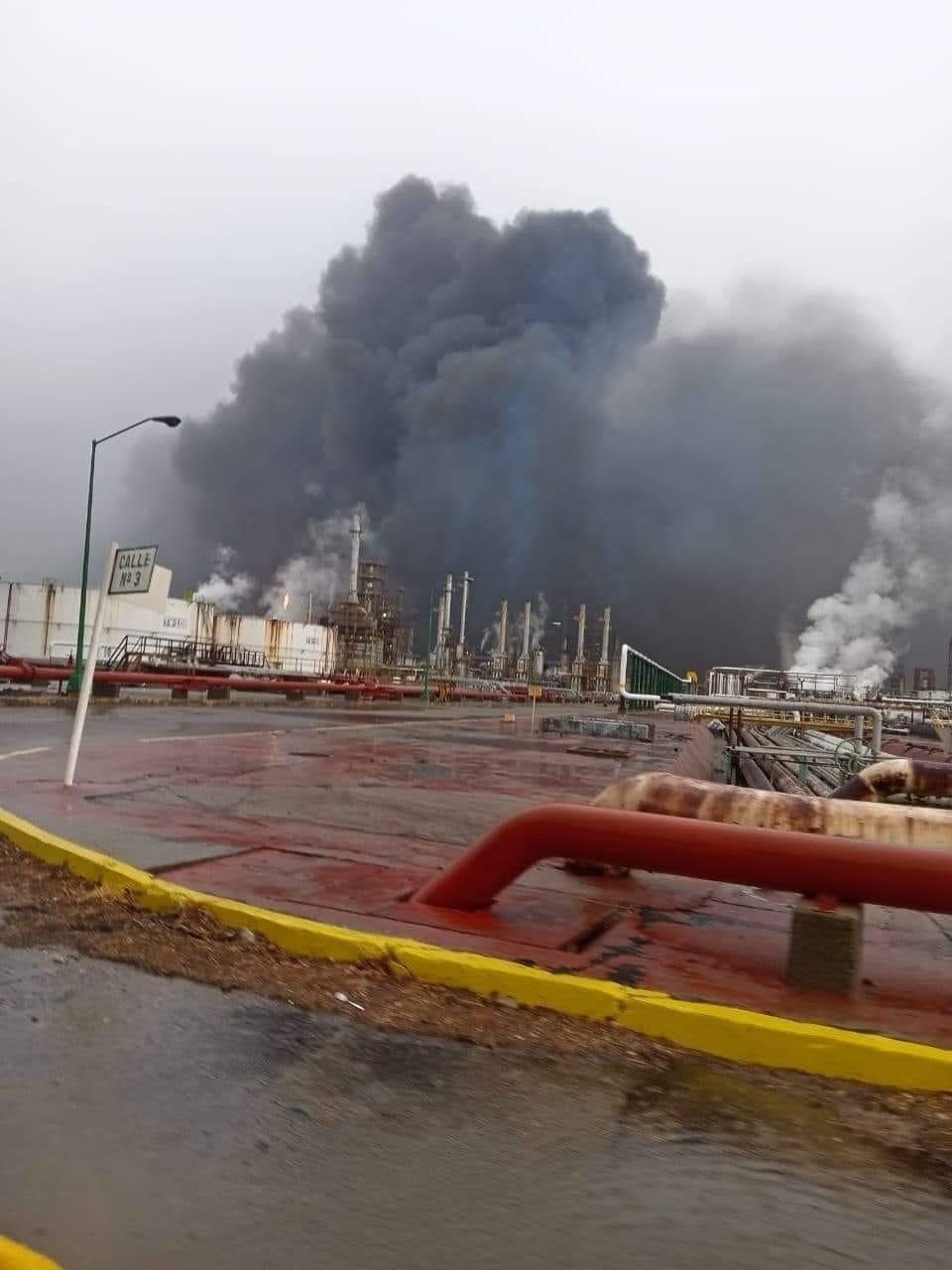 Reportan incendio en la refinería de Salina Cruz, Oaxaca