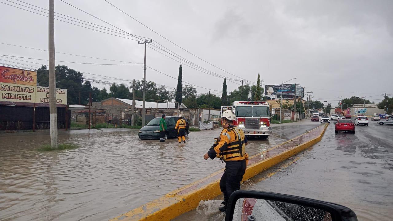 Rescata PC Saltillo a 2 menores atrapados por corriente del arroyo