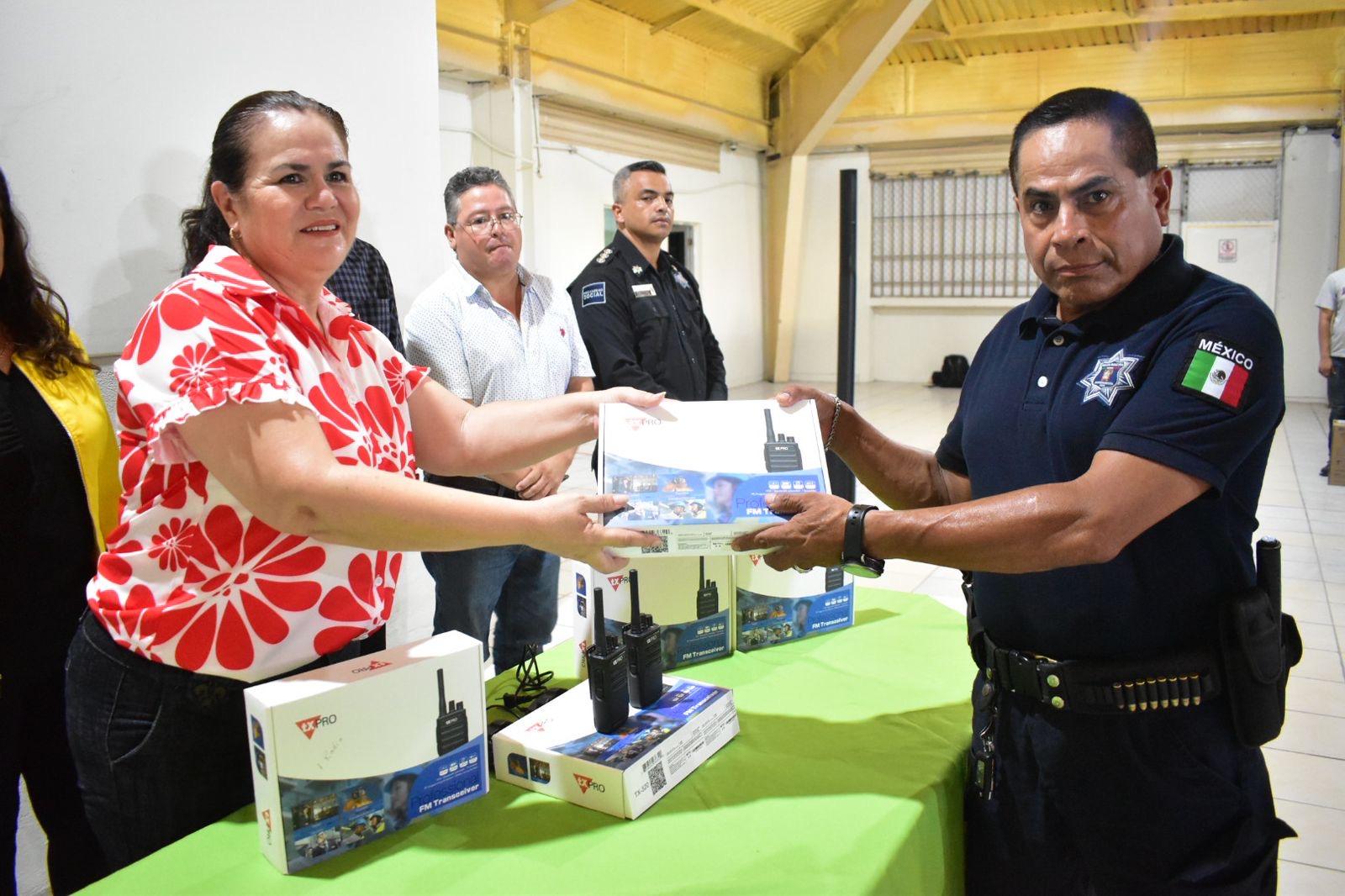 Entregan radios a agentes policiacos