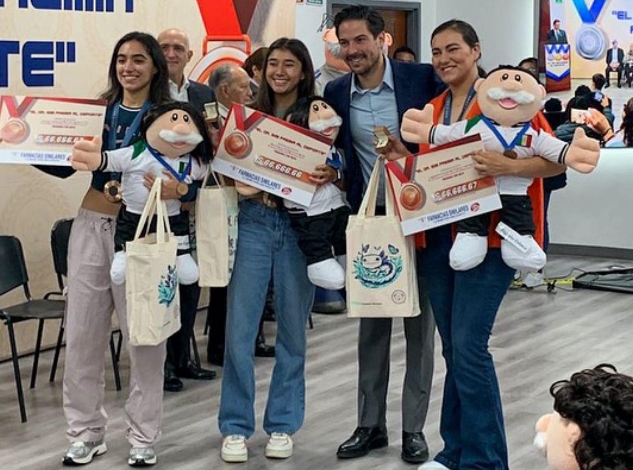 Premia Doctor Simi a las medallistas coahuilenses  