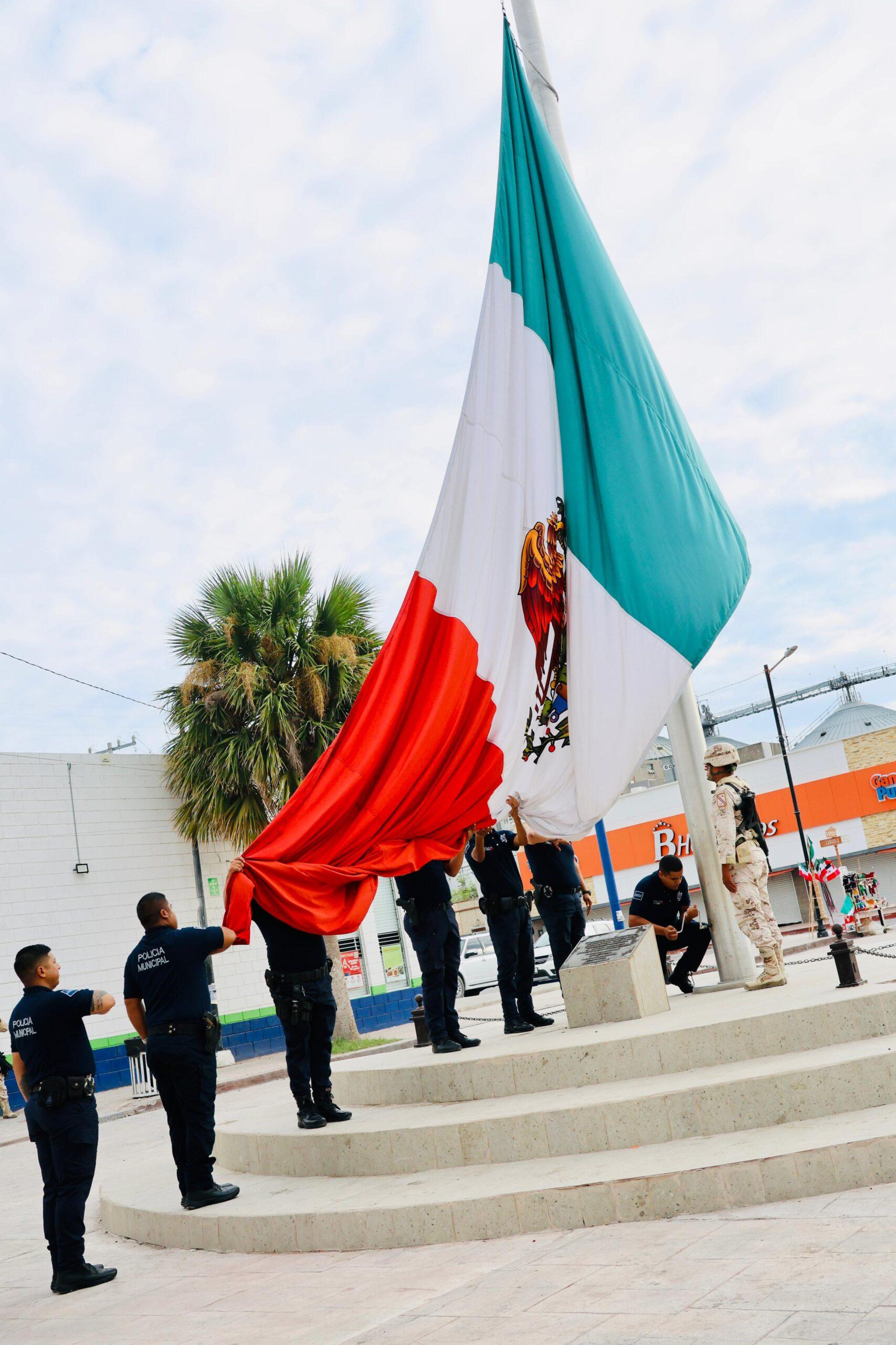 Izan bandera en plaza principal de Sabinas