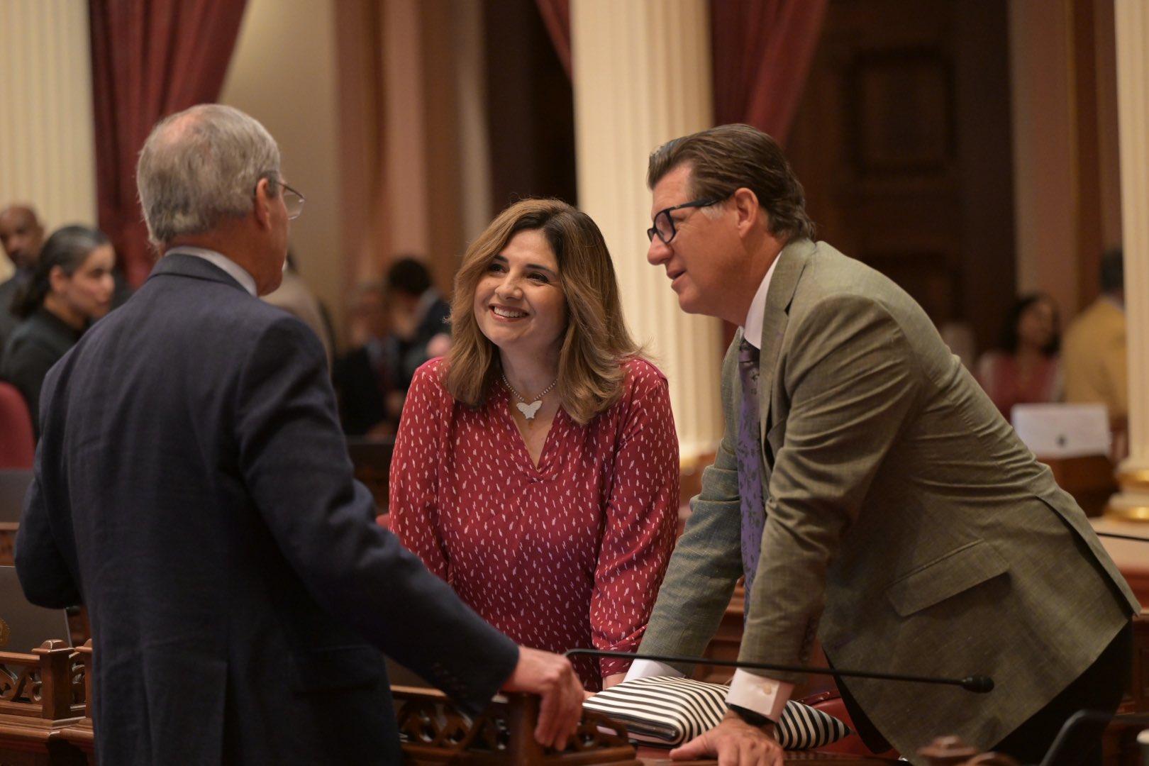 Senadora enfrenta demanda por obligar a trabajador a tener sexo con ella y lastimar su espalda