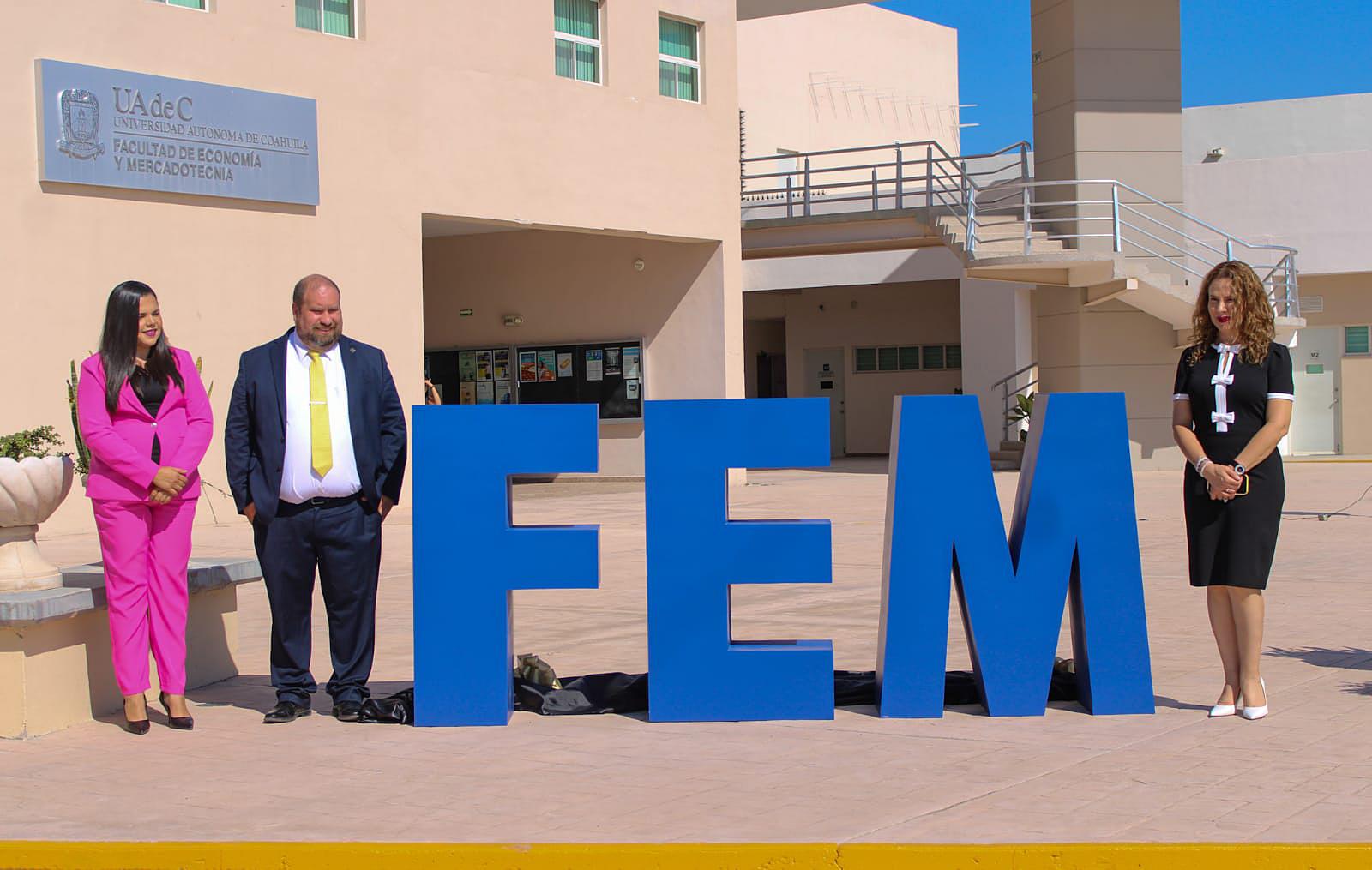 Celebran los 50 años de la Facultad de Economía