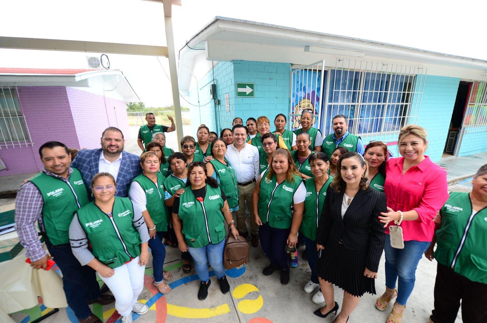 Entrega Estado útiles, calzado y uniformes