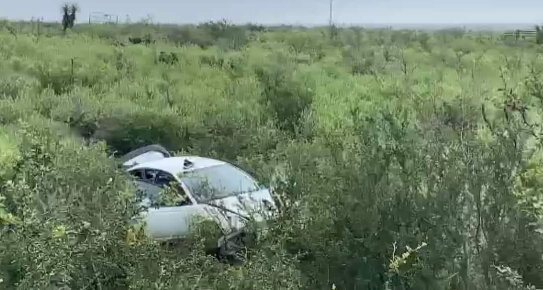Deja volcadura familia lesionada