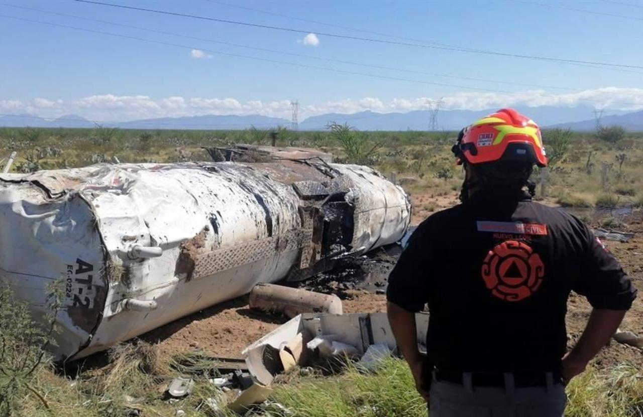 Vuelca pipa y derrama químico en Mina