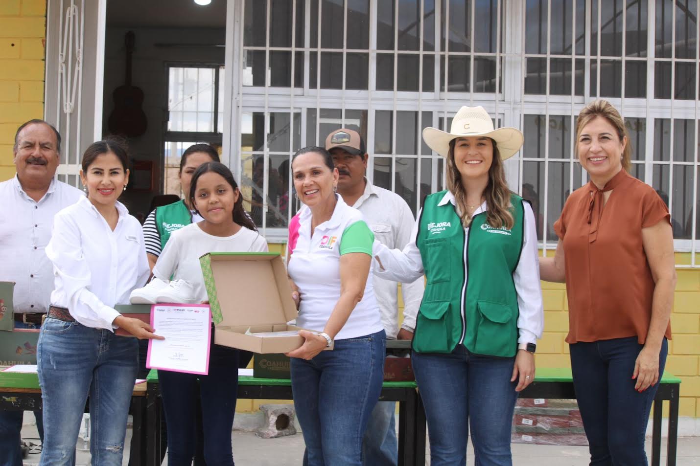 ENTREGAN UNIFORMES A ALUMNOS DE 4-CIÉNEGAS
