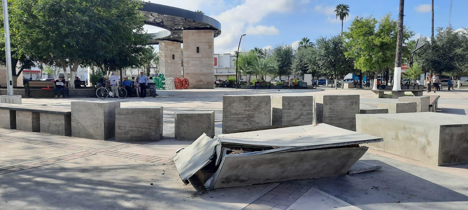 Causó policía daños por 5 mil en plaza